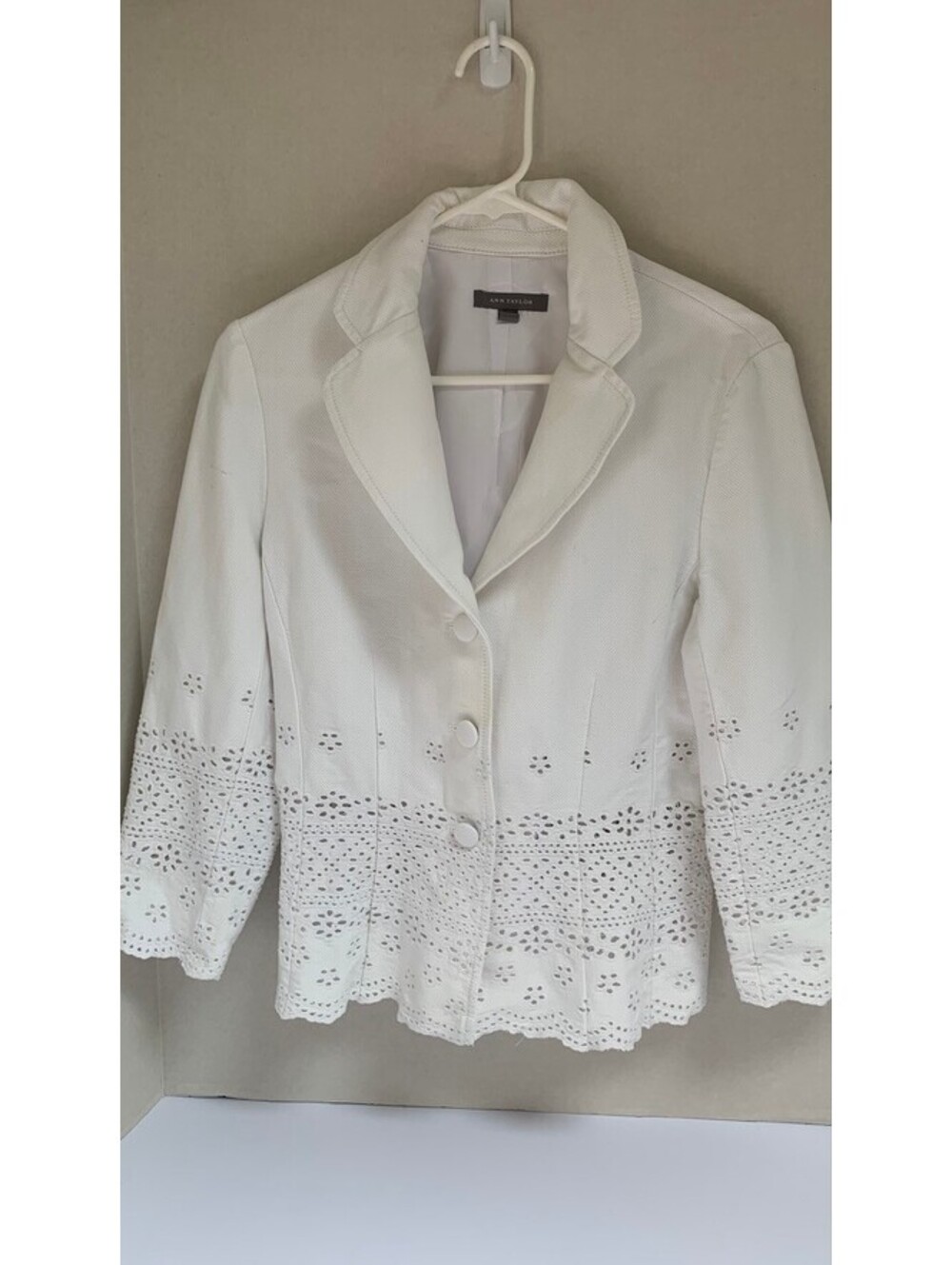 Ann Taylor White Textured Blazer with Eyelet Lace Trim Detail Size 6